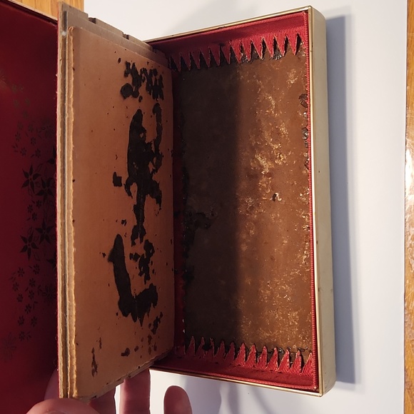 Vintage Ivory Earring Box - Picture 6 of 7